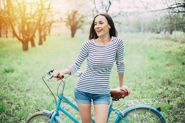 Sorrindo Jovem Mulher Com Bicicleta Fundo Jardim — Fotografia de Stock