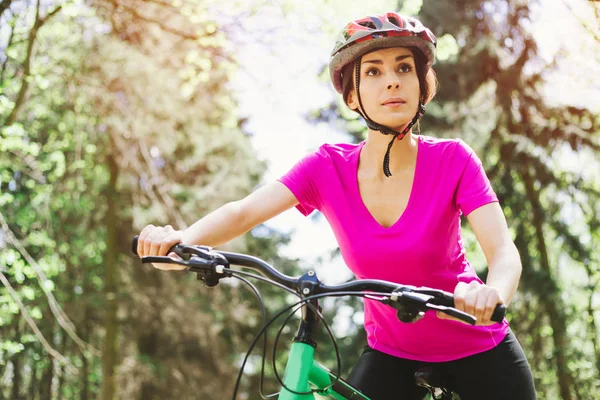 Feliz Jovem Caucasiano Mulher Capacete Equitação Esporte Bicicleta Montanha Floresta — Fotografia de Stock
