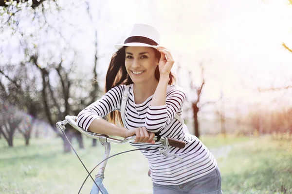 Молодая Женщина Шляпе Позирует Велосипедом Открытом Воздухе — стоковое фото