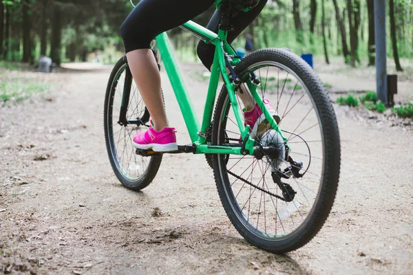 Pernas Jovem Caucasiano Mulher Equitação Esporte Bicicleta Montanha Floresta — Fotografia de Stock