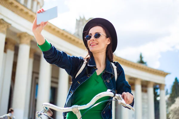 Młoda Kobieta Czarny Kapelusz Biorąc Selfie Podczas Jazdy Rowerem Odkryty — Zdjęcie stockowe