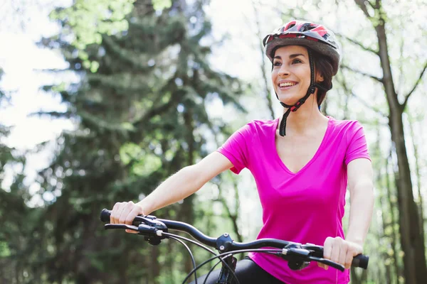 Feliz Jovem Caucasiano Mulher Capacete Equitação Esporte Bicicleta Montanha Floresta — Fotografia de Stock