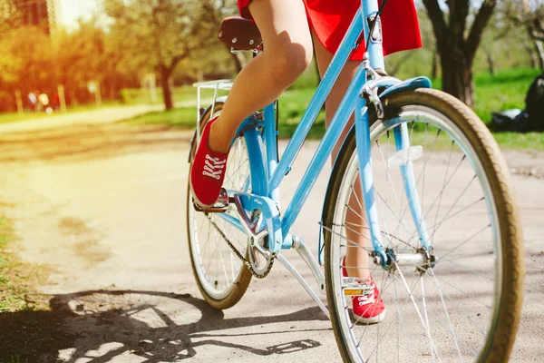 Mulher Vestido Vermelho Andando Bicicleta Estrada País — Fotografia de Stock