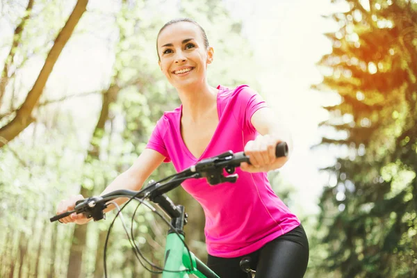 Sorrindo Jovem Caucasiano Mulher Equitação Esporte Bicicleta Montanha Floresta — Fotografia de Stock