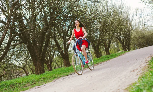 Jeune Femme Robe Rouge Chevauchant Vélo Sur Route Campagne — Photo