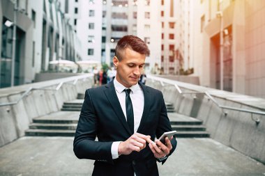 Yaşayan smartphone kullanarak ileti okuma işadamı portresi