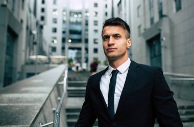 Kararlı işadamı kentsel arka plan üzerinde yürüme