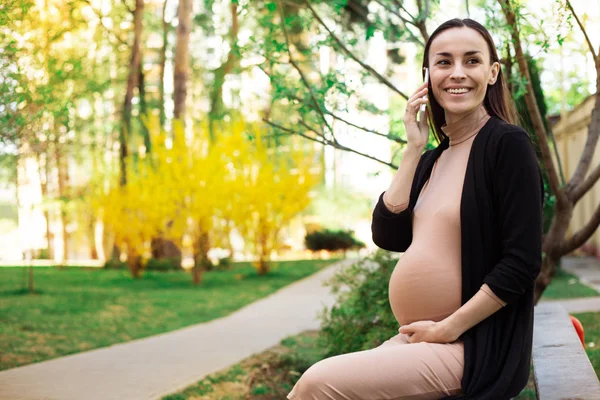 Mujer Embarazada Sonriendo Hablando Con Smartphone Caminando Parque Luminoso — Foto de Stock
