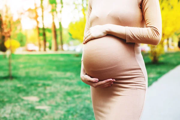 Vista Sección Media Mujer Joven Vestido Delgado Beige Sosteniendo Vientre — Foto de Stock