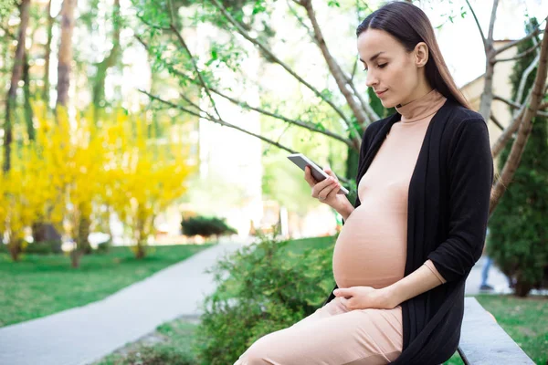 Mujer Embarazada Sentada Banco Parque Usando Teléfono Inteligente — Foto de Stock