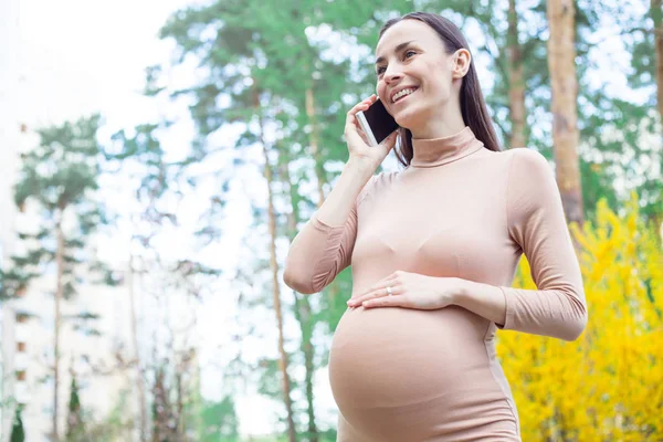 Retrato Una Mujer Embarazada Caminando Por Parque Hablando Con Smartphone — Foto de Stock
