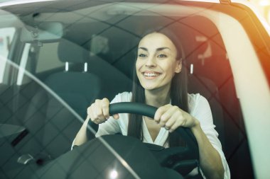 Yeni modern araba kendine güvenen güzel kadın 