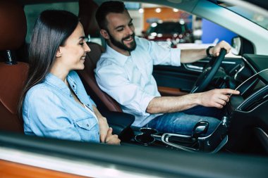 mutlu çift yeni modern araba sürüş