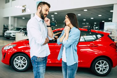 Genç kadın erkeğini soran satın Bayilik yeni araba ayakta