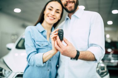 Mutlu genç kaç rahat kıyafet göstermek Bayilik yeni araba satın alma araba anahtar içinde 