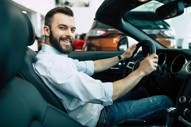 yakışıklı araba konsepti satın yeni arabada oturmuş siyah takım elbiseli