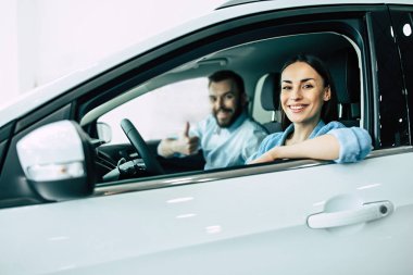 Yeni araba sürüş genç mutlu çift 
