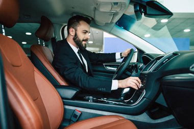 İyi ve rahat tekerlek. Kendine güvenen adam araba içinde Bayilik test