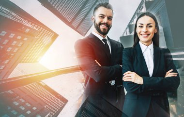 iş kaç içinde gülümseyen ayakta çapraz silah cityscape arka plan üzerinde fotoğraf makinesinde seyir ile uygun