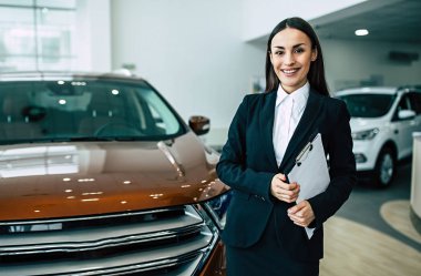 neşeli gülümseyen iş kadını belgeleri Bayilik araba arka plan üzerinde ayakta tutan takım ayakta portresi