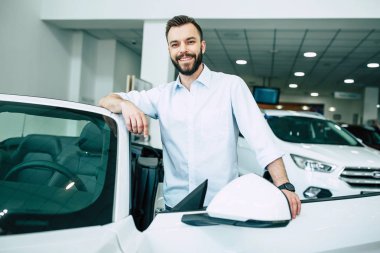 Arabanın yakınında duran, araba konsepti satın emin adam