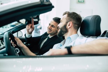 Bayilik, yan görünüm, yeni Cabriolet oturan iki yakışıklı adam