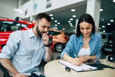 Ödeme işlemi, resepsiyon ve sözleşme imzalanması kadın oturan çift