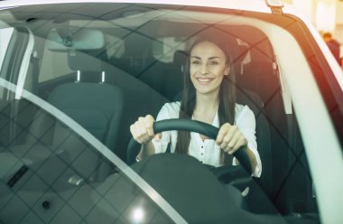 Yeni modern araba kendine güvenen güzel kadın 