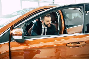 İyi ve rahat tekerlek. Kendine güvenen adam araba bayilik satın alma araba tasarım inceleme