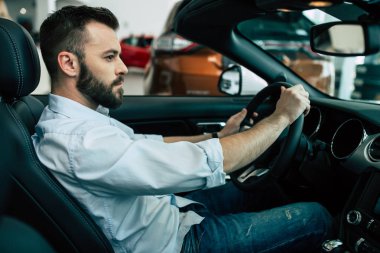 yakışıklı araba konsepti satın yeni arabada oturmuş siyah takım elbiseli