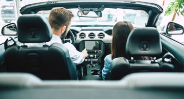 mutlu çift yeni Bayilik, araba konsepti seçme dikiz, arabada oturan