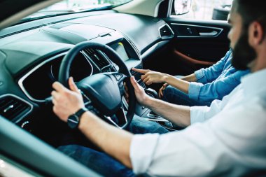 Araba iç tasarım kırpılmış fotoğrafı. Arabada oturan çift