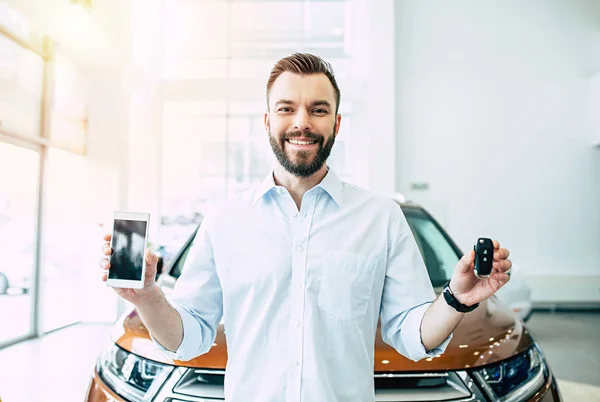 Happy Handsome Man Standing Car Key Smartphone Car Background Dealership — Stock Photo, Image