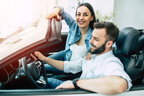 Feliz Joven Pareja Sentada Coche Nuevo Vista Lateral —  Fotos de Stock