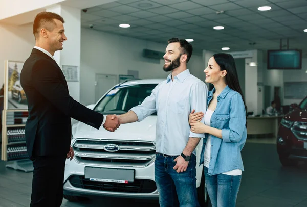 Men Shaking Hands Happy Beautiful Woman Standing New Car Dealership — Stock Photo, Image