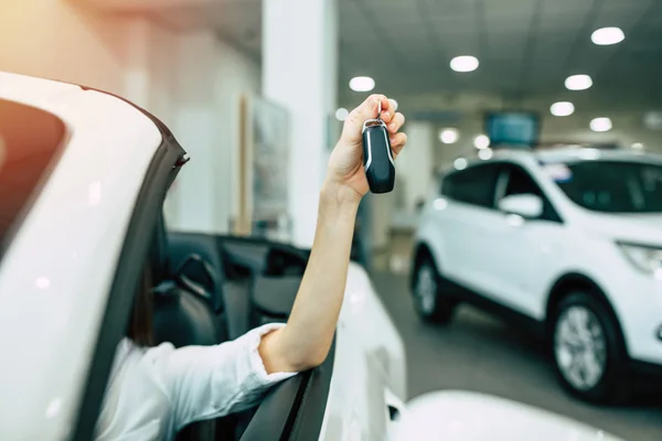 Mão Feminina Segurando Chaves Carro Mulher Sentada Carro — Fotografia de Stock