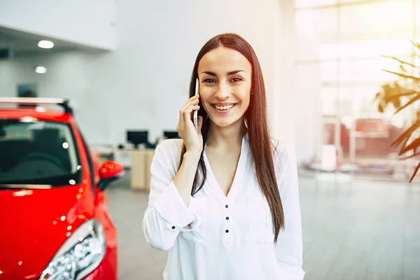 Portrait Happy Woman Standing Background New Modern Car Dealership Talking — Stock Photo, Image