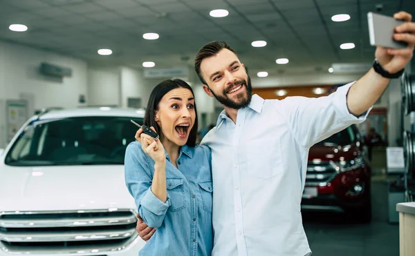Happy Young Couple Exciting Buying New Car Taking Selfie Photo — Stock Photo, Image