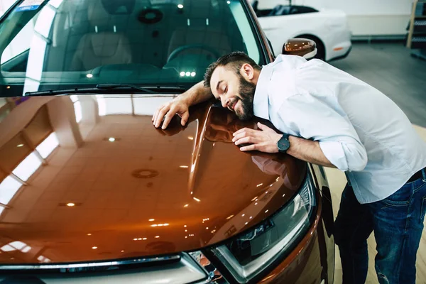 Feliz Sonriente Hombre Abrazando Campana Coche Nuevo Concesionaria —  Fotos de Stock