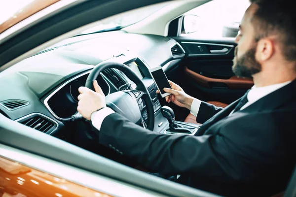 Homem Confiante Dirigindo Carro Usando Smartphone — Fotografia de Stock