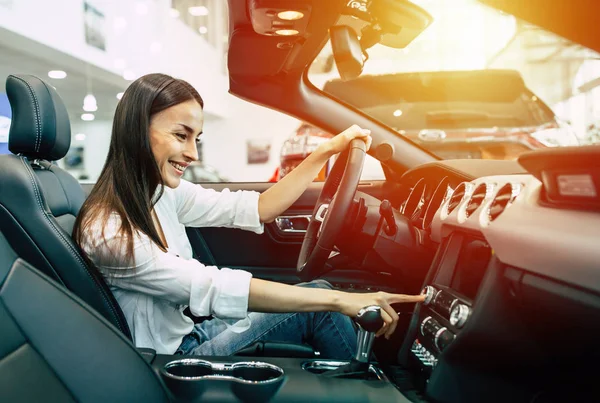 Smiling Beautiful Woman Driving New Modern Car Side View Car — Stock Photo, Image