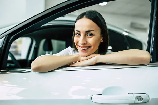 Piękna Młoda Kobieta Uśmiechając Się Siedząc Nowy Nowoczesny Samochód — Zdjęcie stockowe
