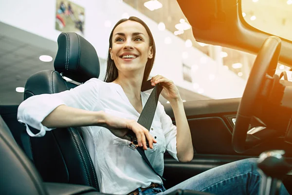 Beautiful Young Woman Smiling Sitting New Modern Car — Stock Photo, Image