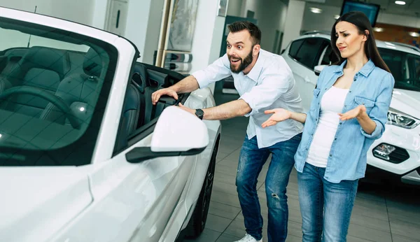 Feliz Joven Pareja Elegir Coche Nuevo Concesionaria Hombre Emocionante Tocar —  Fotos de Stock