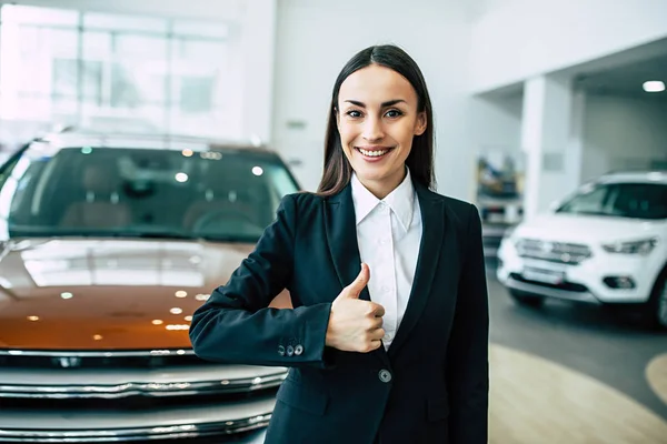 Portrait Cheerful Smiling Businesswoman Black Suit Showing Thumb Standing Dealership — Stock Photo, Image