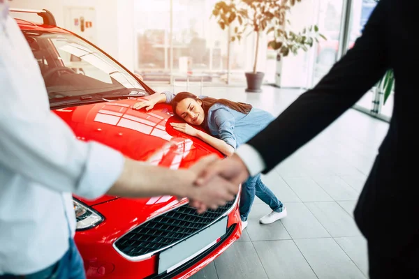 Férfi Kézfogás Háttérben Boldog Szép Lány Ragaszkodás Motorháztető Piros Autó — Stock Fotó