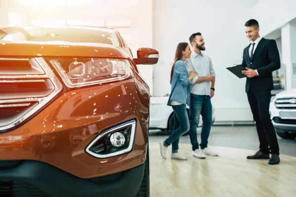 Stok deposunda, tam uzunlukta genç müşteriler sözünü Bayilik araba satıcısı