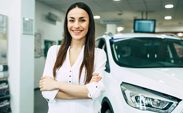 Bayilik yeni modern otomobilin arka plan üzerinde duran mutlu kadın portresi