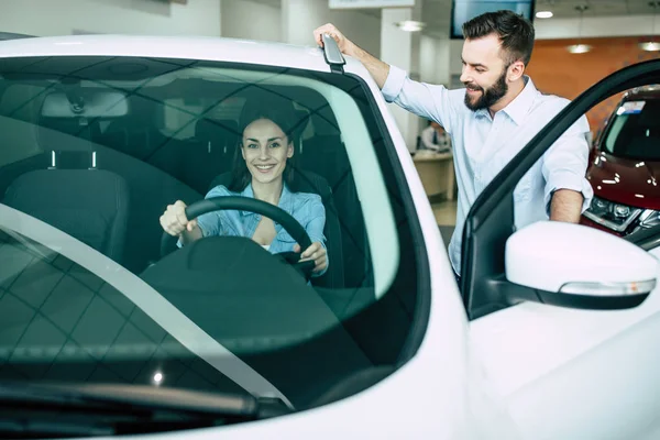 Mulher Feliz Sentado Carro Novo Homem Concessionária Comprando Conceito Carro — Fotografia de Stock