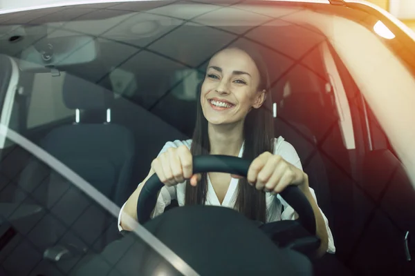 Fiduciosa Splendida Donna Alla Guida Una Nuova Auto Moderna — Foto Stock